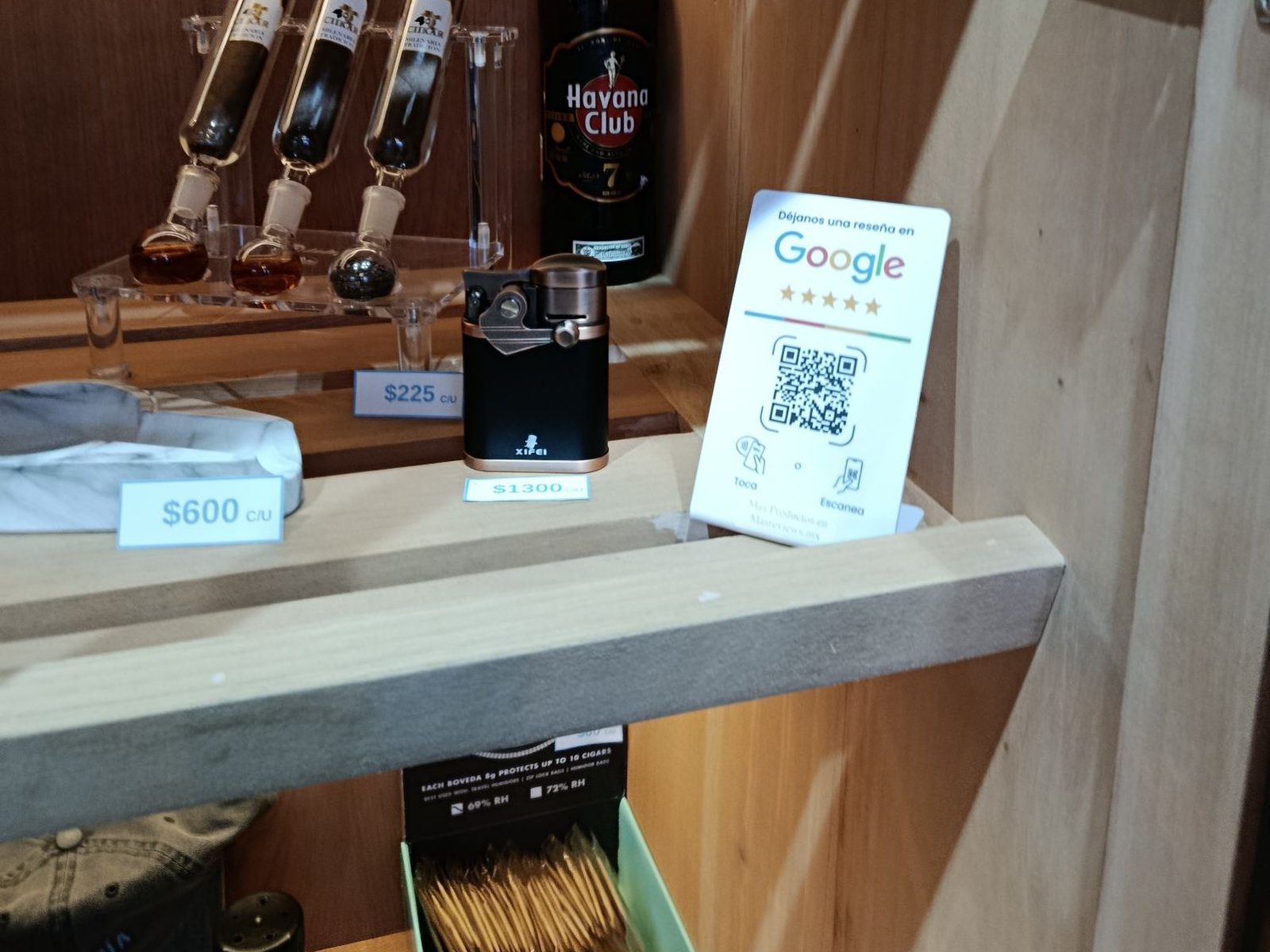 La pieza parada en la vitrina de La Purería, entre los puros en sus tubos de vidrio, una botella de ron y las etiquetas de precio.